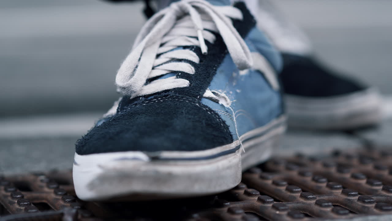 아스팔트 위에 있는 스포츠 스니커 한  ⁇ , 야외 피트니스를 위한 클로즈업 파란색 신발.