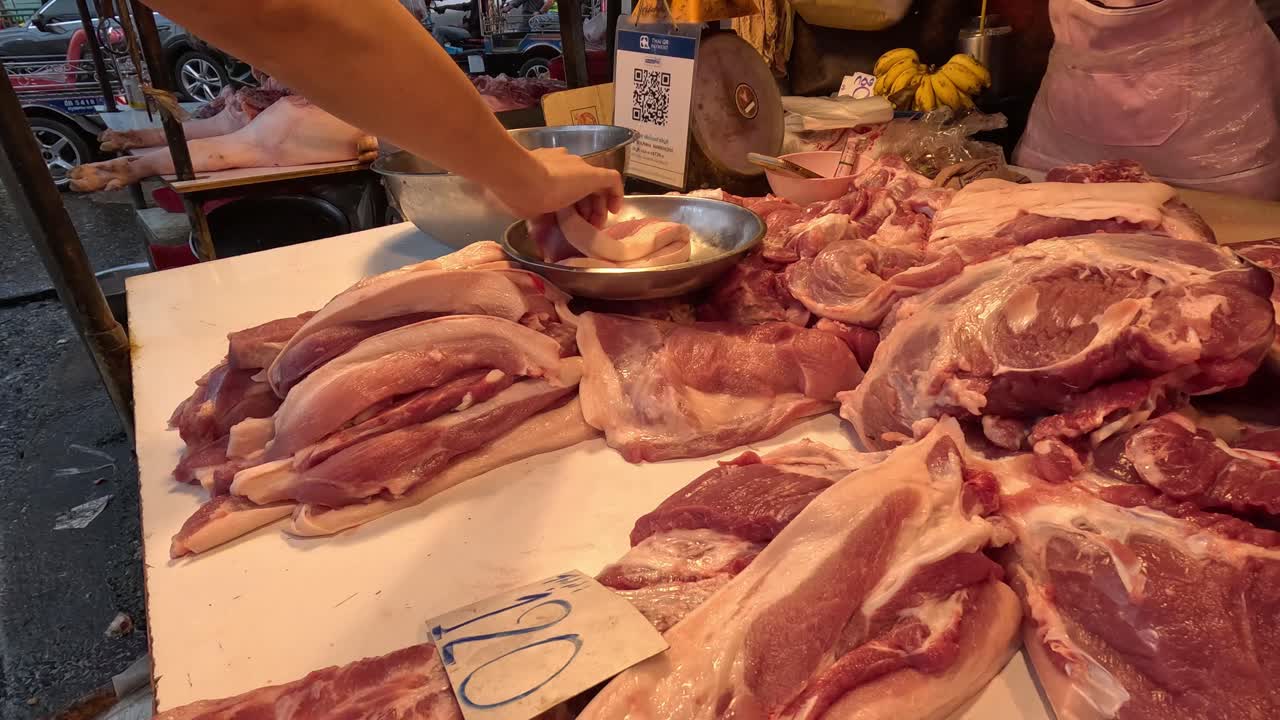 살인자의 손이 고기를 잘라서 정리하는 것