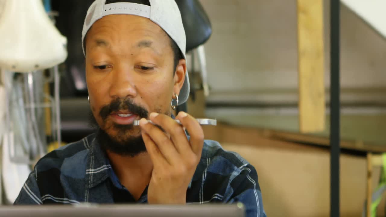 hombre hablando por teléfono móvil mientras trabaja en computadora portátil 4k