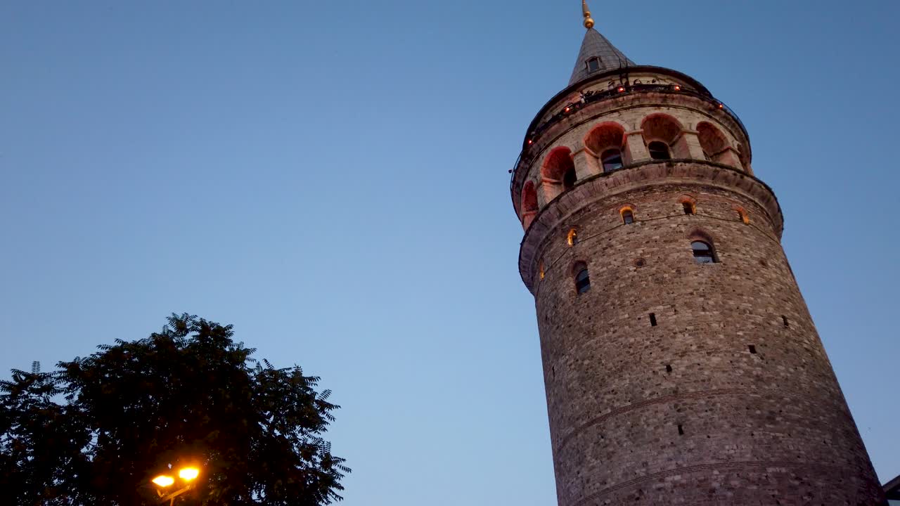 느린 동작:저녁에 인기 있는 고대 갈라타 타워의 전망