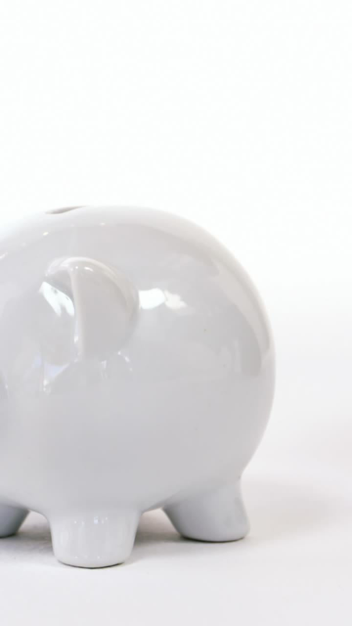 inserción manual de monedas en la alcancía