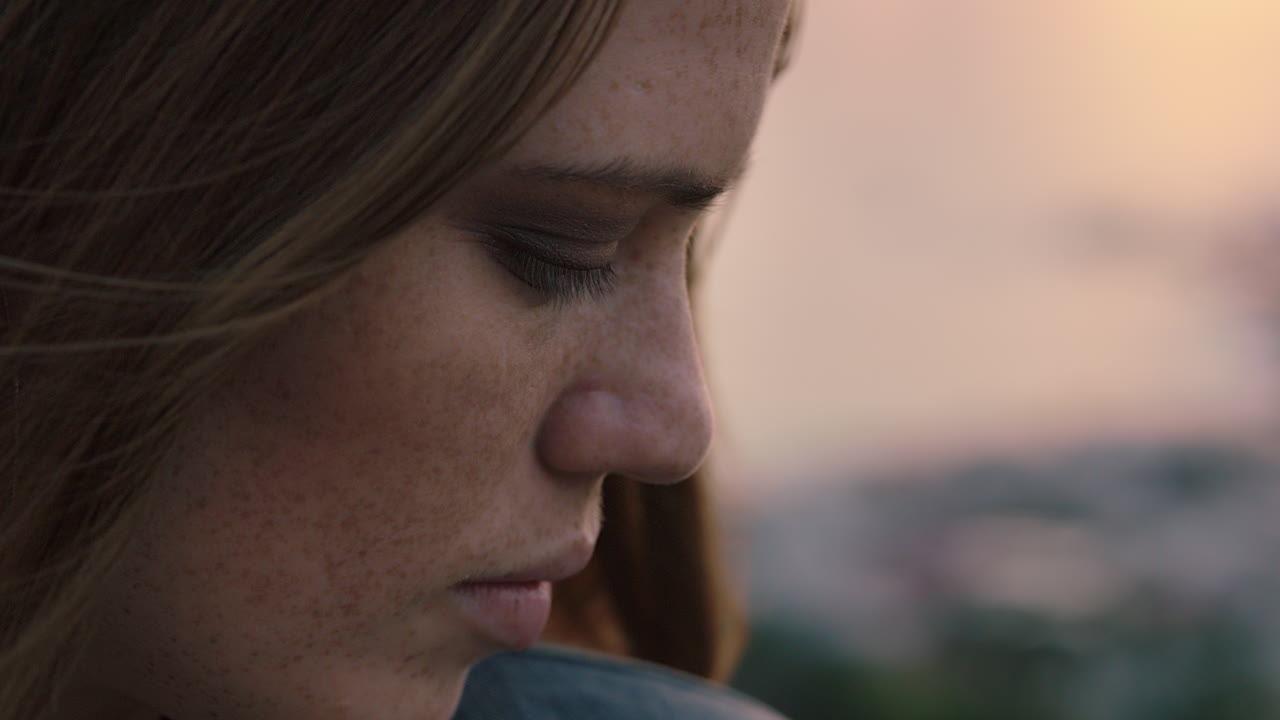 ritratto di una bella giovane donna che si gode la tranquillità del mare al tramonto esplorando la spiritualità contemplando il futuro