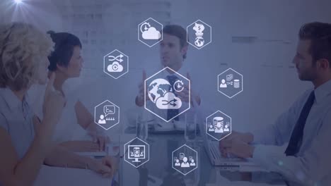 animación de iconos digitales girando y sobre diversos empresarios discutiendo juntos en la oficina.
