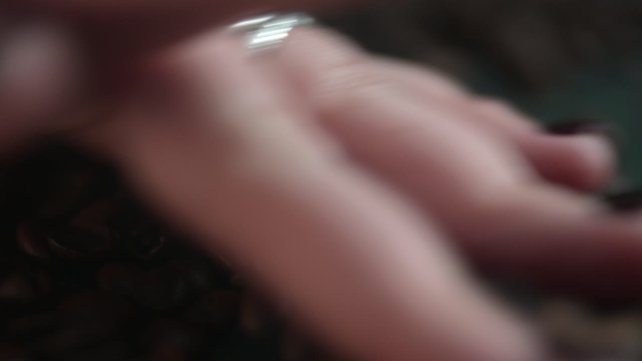 손으로 뜨거운 증기 커피 콩을 부어