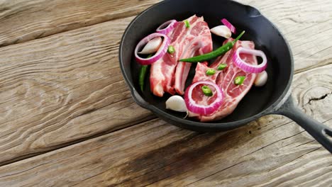 chuletas de carne marinadas en una sartén