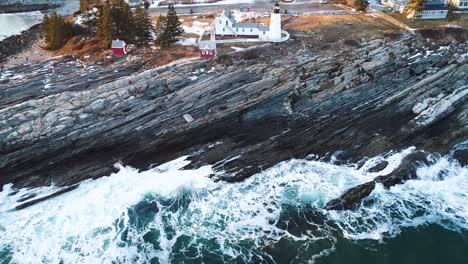 Vista-Aérea-De-Las-Olas-Golpeando-Las-Rocas-En-El-Faro-De-La-Isla-Curtis-Camden-Maine-Usa