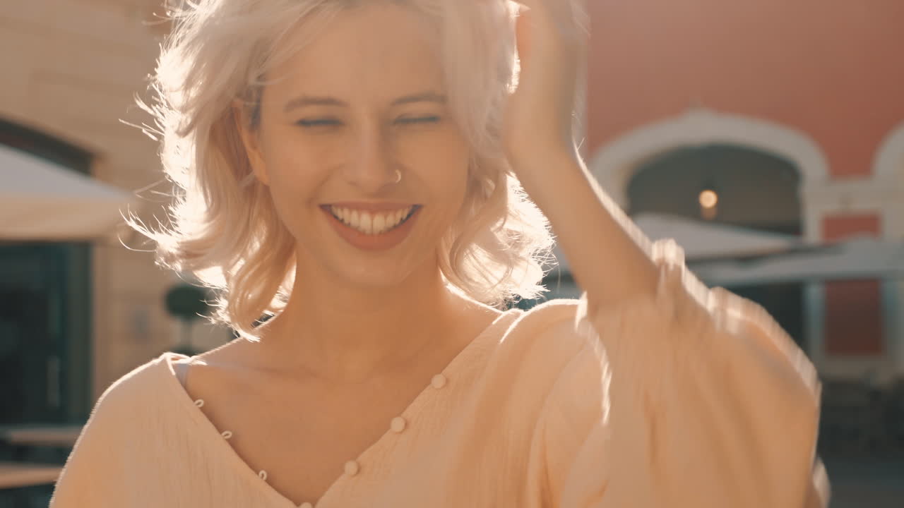 도시에서 웃는 여자