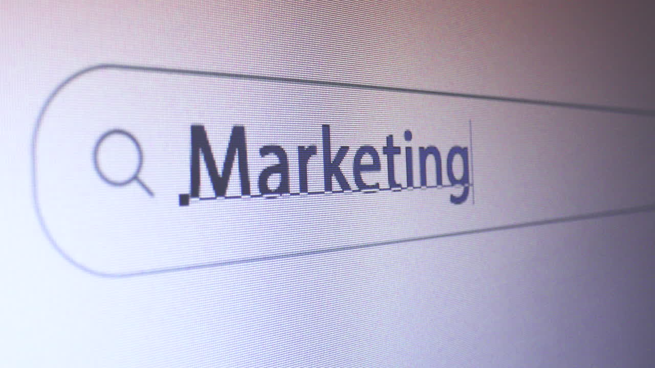 Barra del browser con la parola chiave "Marketing" digitata sullo schermo del computer, Concetto SEO.