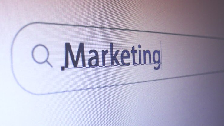 Barra del browser con la parola chiave "Marketing" digitata sullo schermo del computer, Concetto SEO.