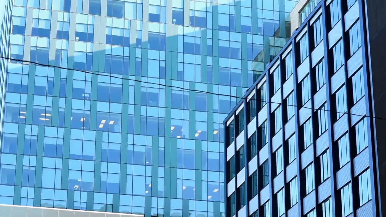 도시의 현대적인 유리 건물 4k