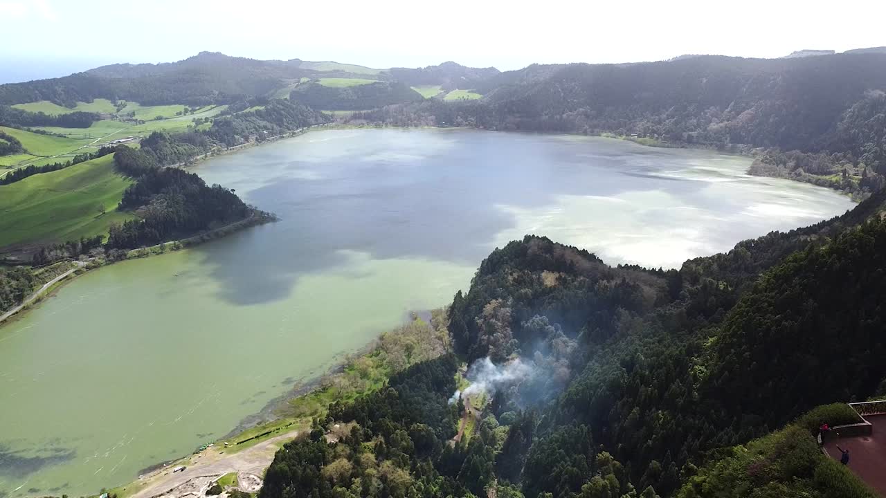 vista aérea de un avión no tripulado del lago furnas en el punto de vista de sao miguel