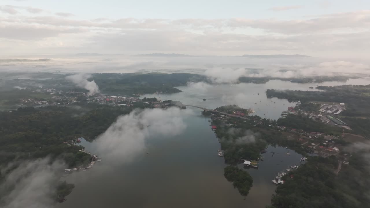 안개 가 많은 아침 에 큰 다리 를 가진 리오 세 의 넓은 풍경, 공중