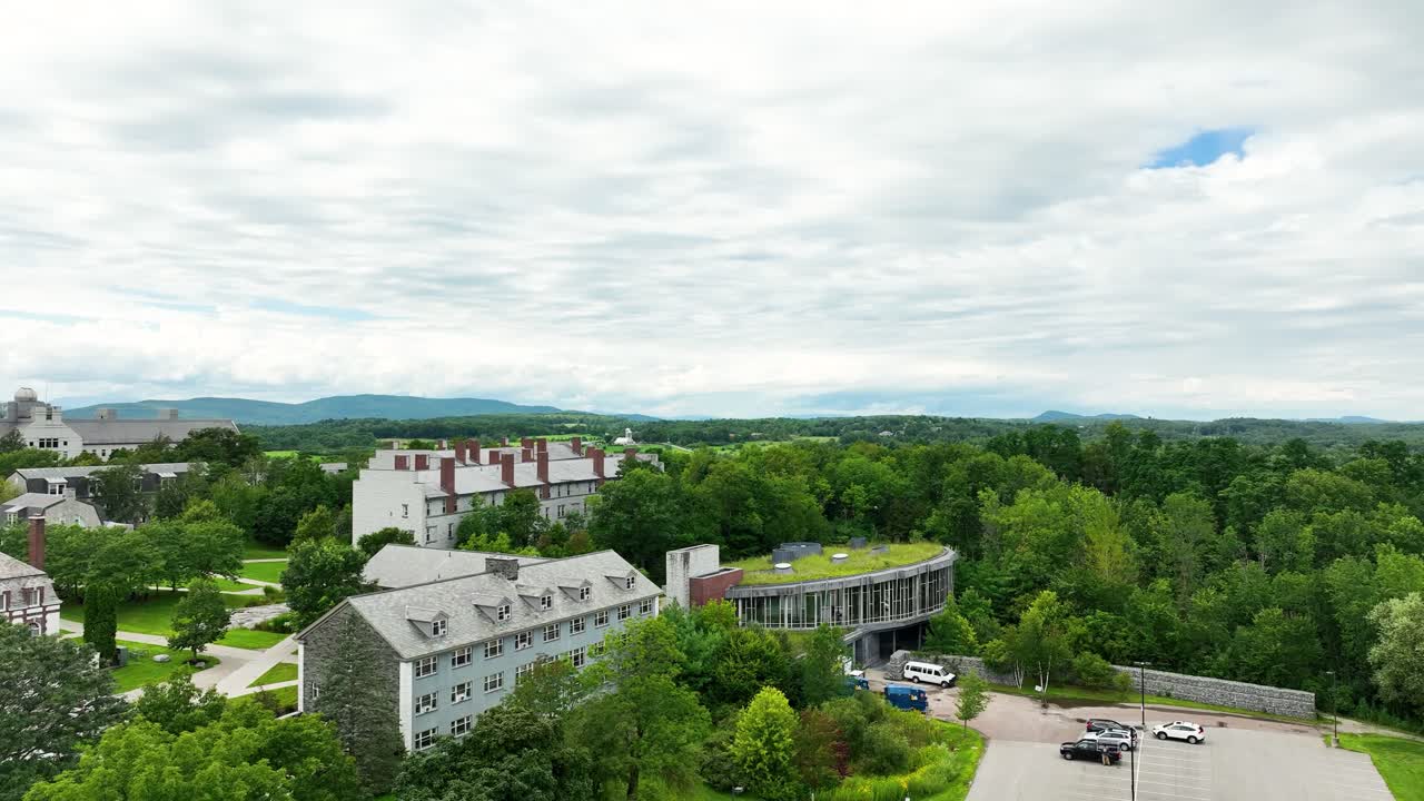 다양한 식물 이 있는 친환경적 인 지붕