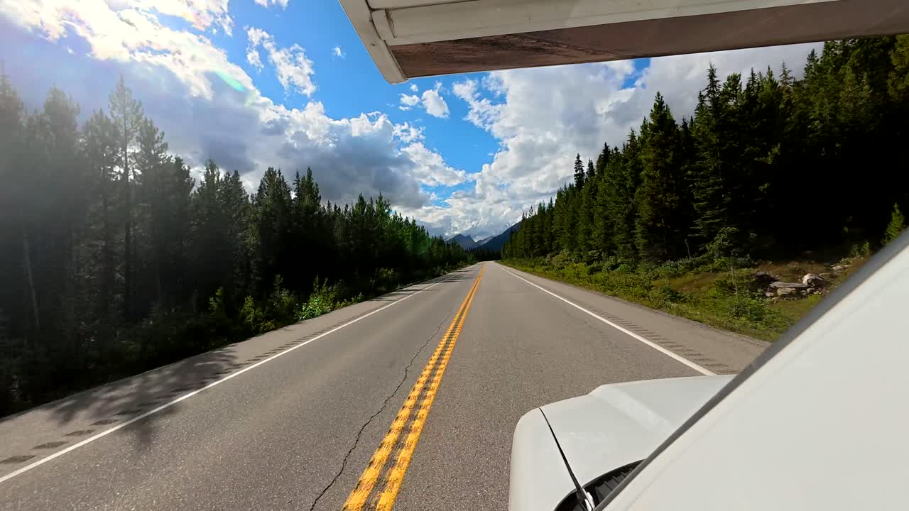 Guidare su una strada panoramica tra le montagne
