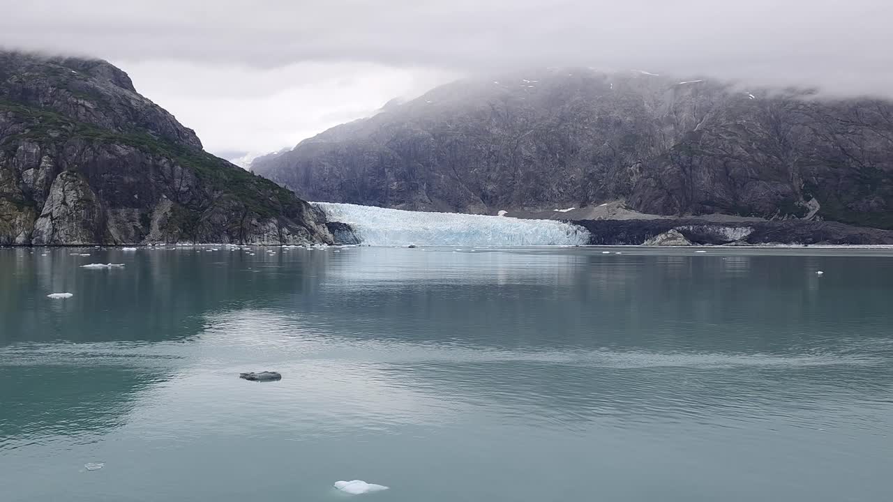 Glacier Bay Alaska: Atemberaubende Aussicht auf die Landschaft des Margerie-Gletschers.