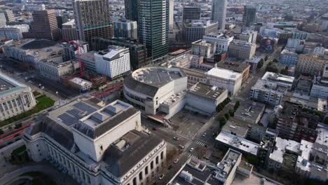 Vista-Aérea-De-La-Sala-Sinfónica-De-San-Francisco-Junto-Al-Edificio-De-La-Ópera,-California,-EE.UU.