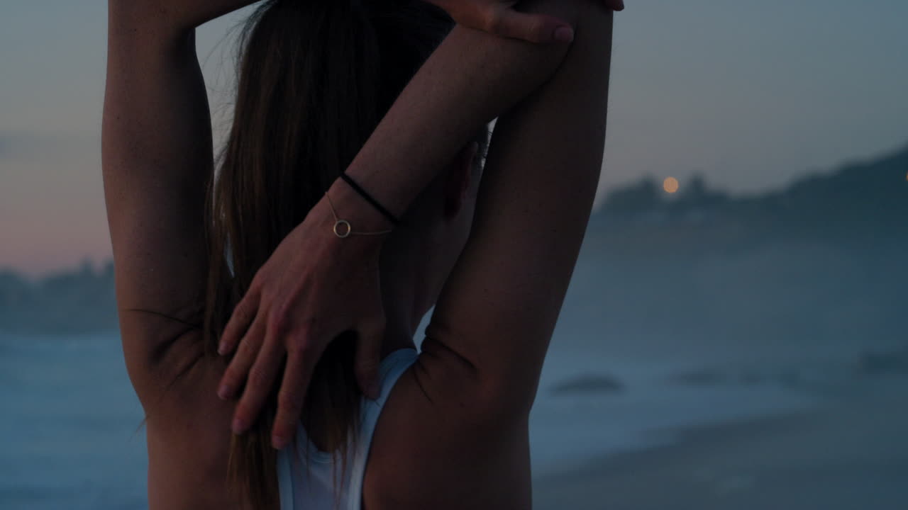 달리기 전 에 스트레칭 하는 운동 선수 의 뒷면