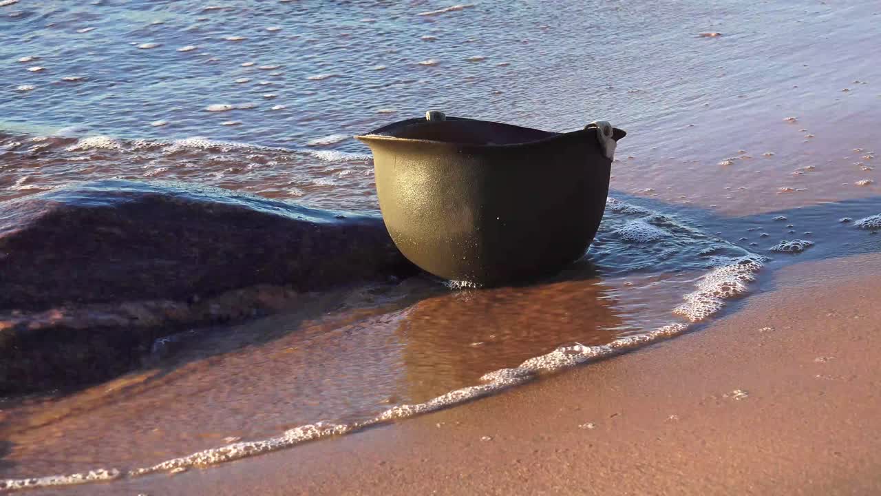 m1헬멧은 제2차 세계대전부터 pasgt헬멧으로 계승된 1985년까지 미군이 사용하던 전투헬멧이다.