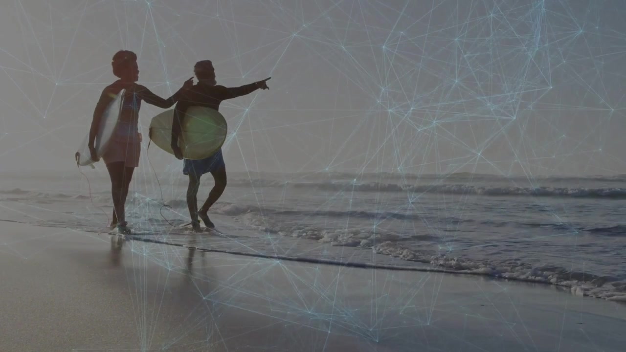 Donna e uomo che trasportano tavole camminando verso l'oceano per osservare le onde, con un overlay di viaggio che si sovrappone alla sabbia.