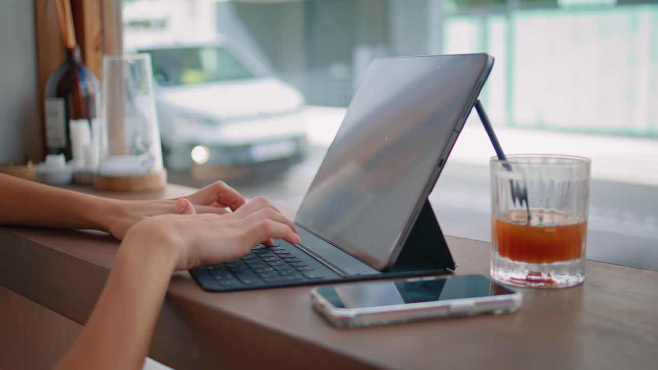 카페에서 태블릿에서 일하는 여자