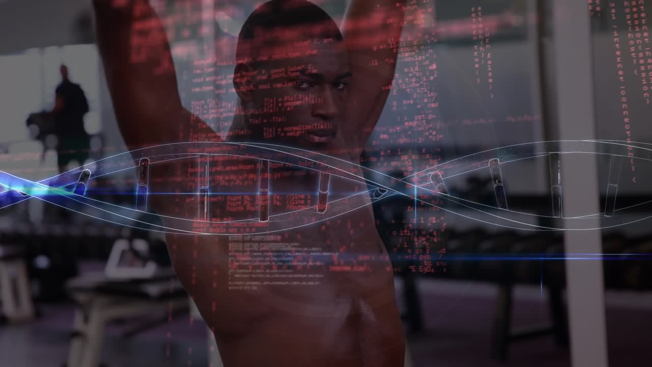 Un uomo a torso nudo è in palestra e solleva manubri.