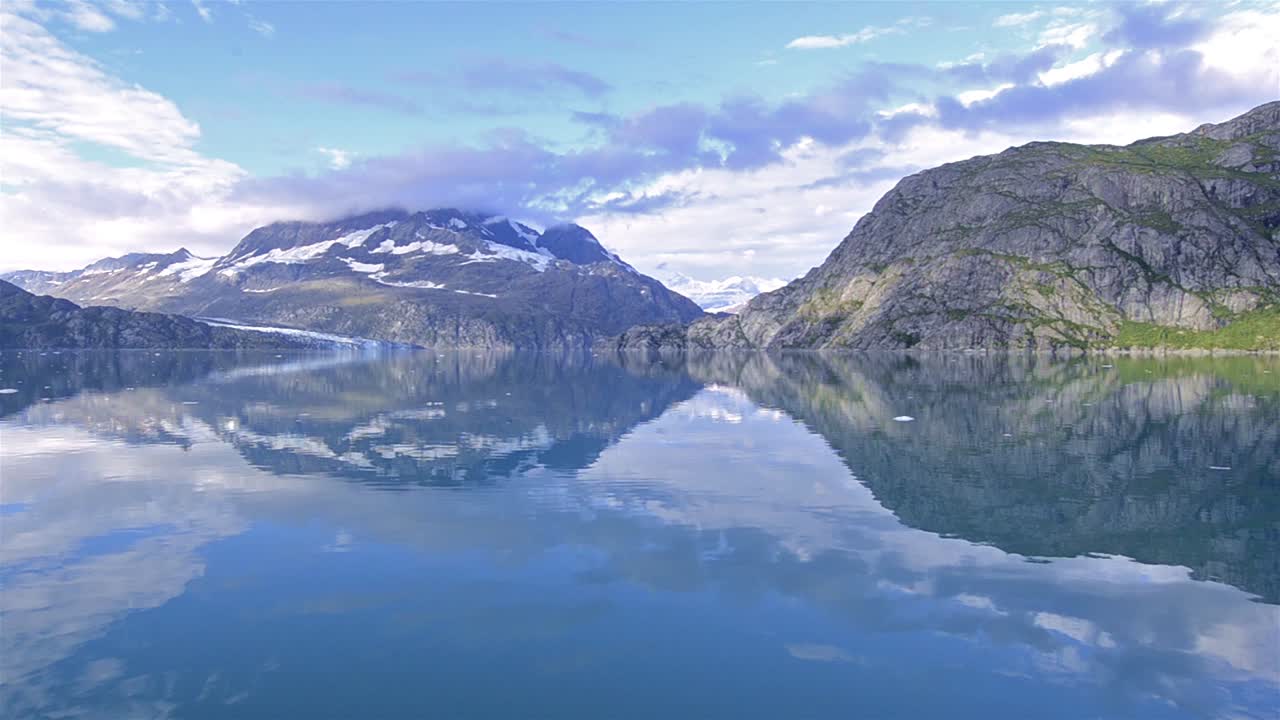 отражение гор при входе в бухту джонса хопкинса в национальном парке "ледниковый залив" на аляске