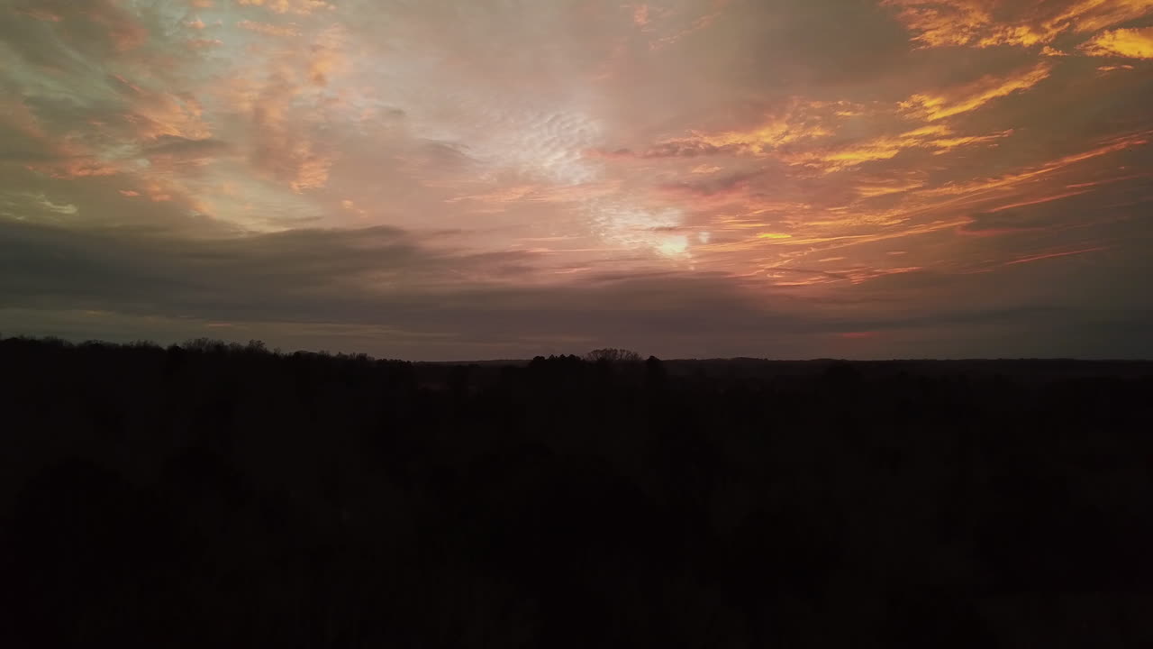 el cielo del atardecer se revela después de que pasa la tormenta de lluvia en hampton, ga