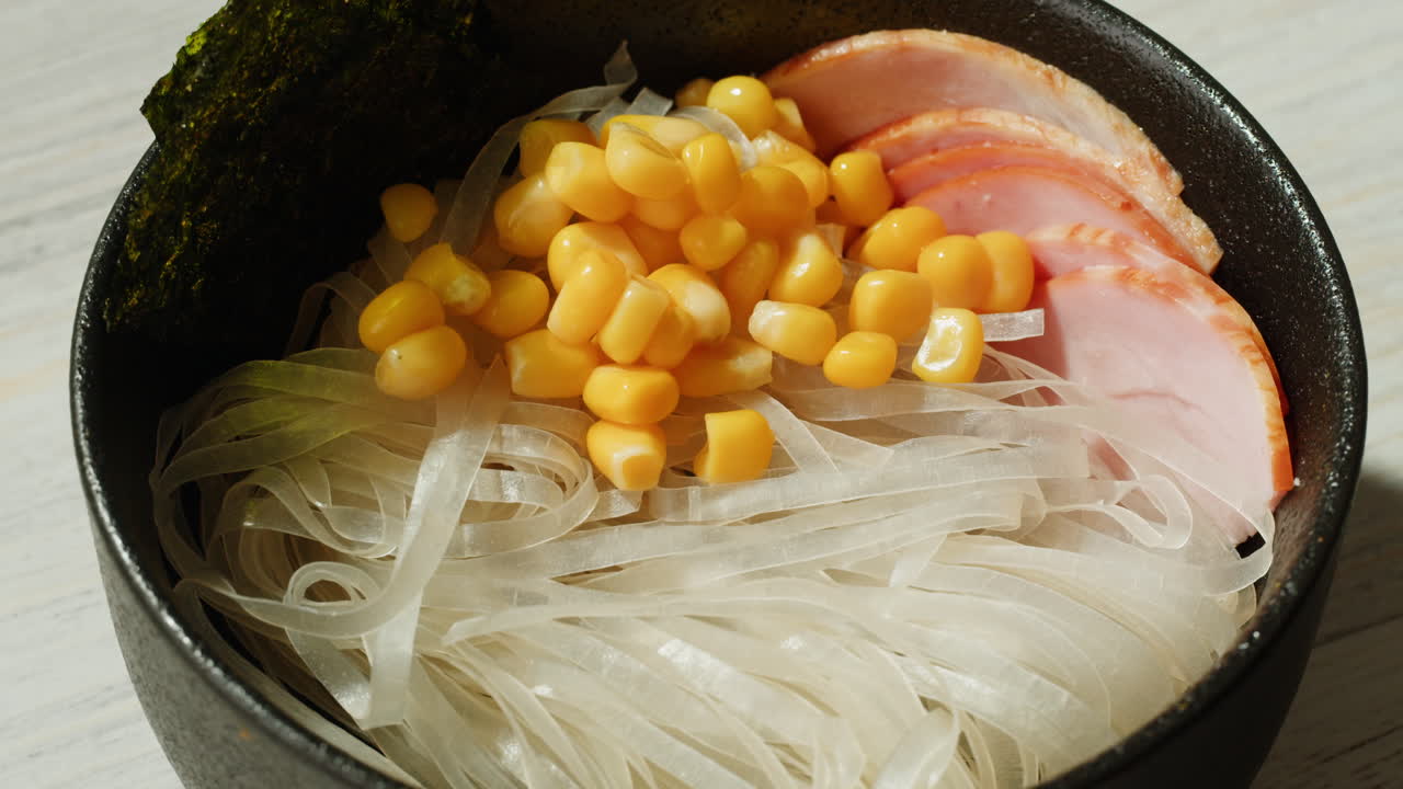 토푸, 옥수수, 햄 을 넣은 맛있는 아시아 라면 그