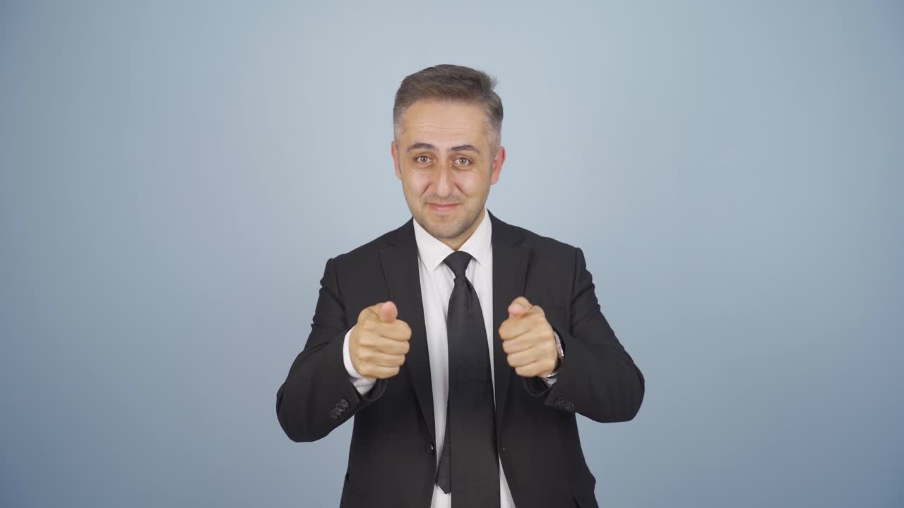 hombre de negocios haciendo una señal de confianza en la cámara.