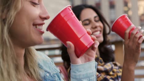 amigos adultos jóvenes pasando el rato en un techo