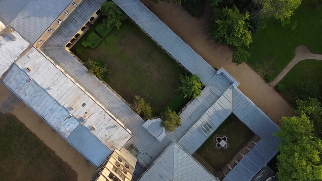 increíble vuelo aéreo de drones vista de pájaro tiro de drones vista aérea de drones en un día de verano en alemania de una lujosa villa castillo parque sanssouci potsdam naturaleza 2022