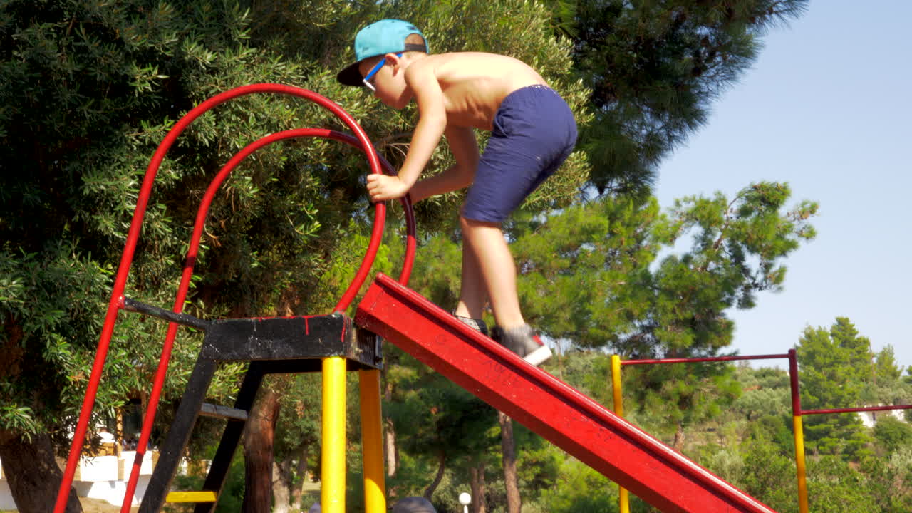 actividades al aire libre para niños niño escalando deslizador en el patio de recreo