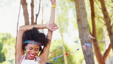 Hermosa-Mujer-Bailando-En-El-Festival-De-Música-4k