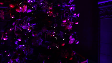 árbol de navidad en la noche con luces moradas - cámara en movimiento