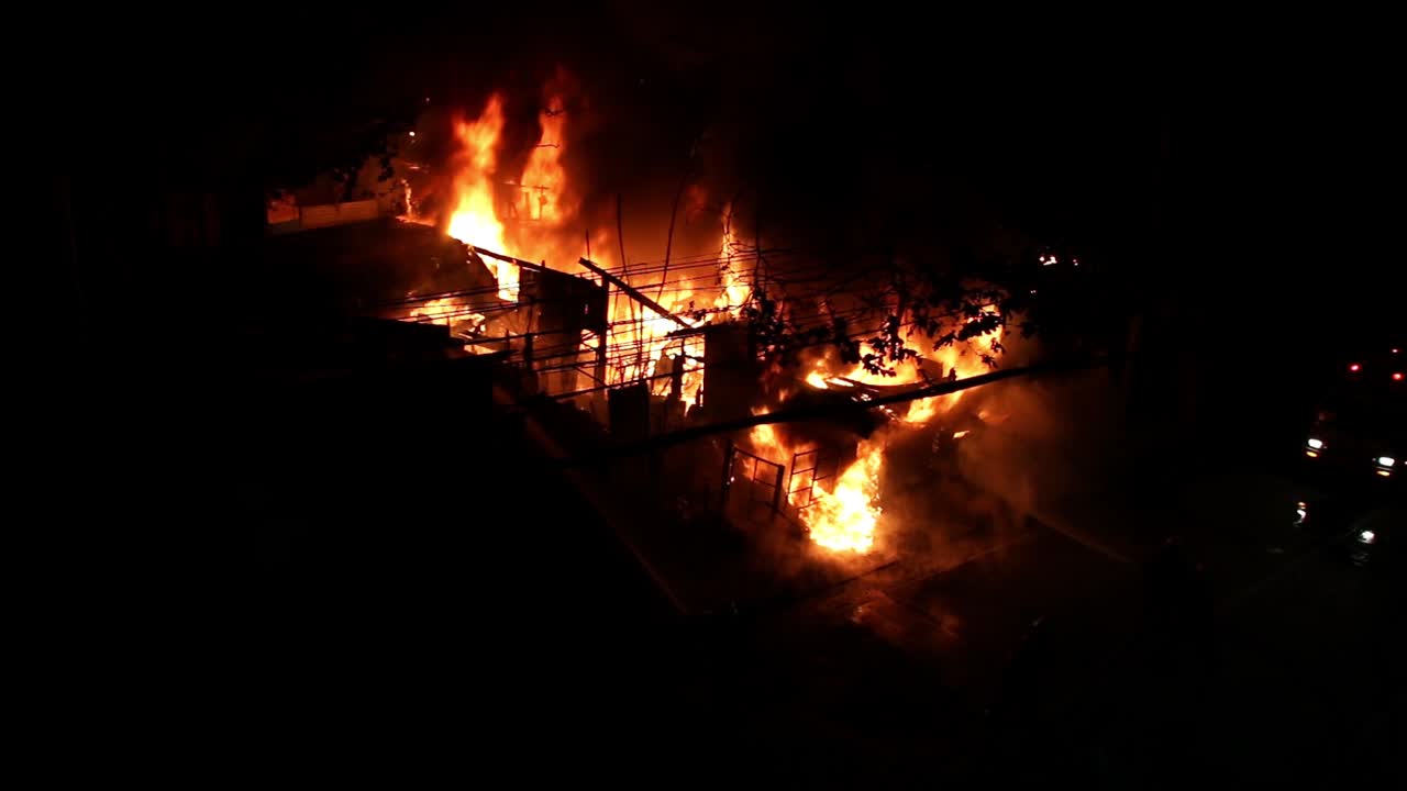 밤에 불을 끄려고 노력하는 소방관