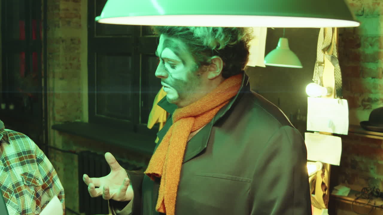 Clown che impara un numero circense con uno sceneggiatore