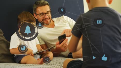 web de iconos de conexión contra el padre con sus dos hijos usando tableta digital y teléfono inteligente