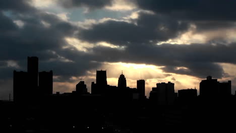 Buildings-on-a-cloudy-evening-in-Detroit-Michigan