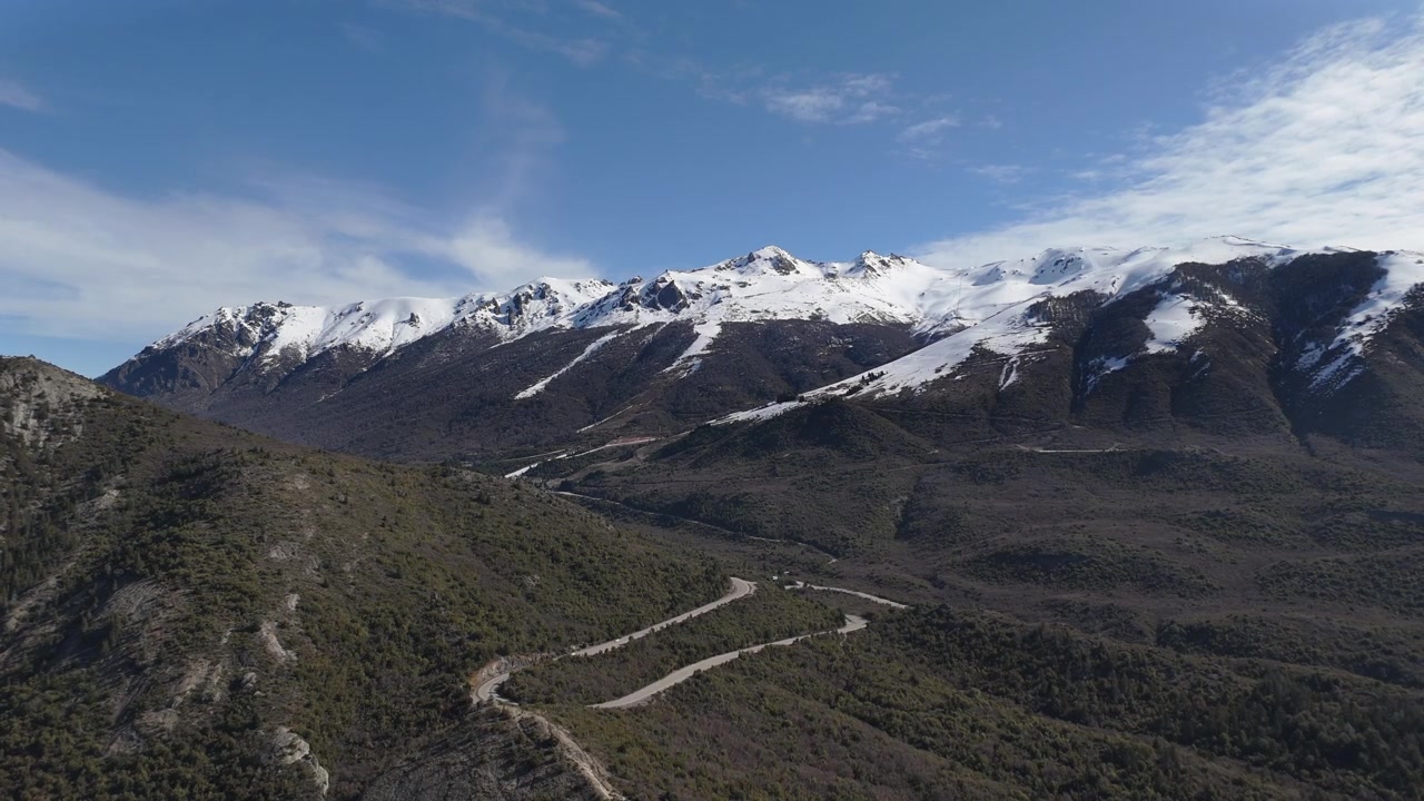 Splendida vista aerea del Cerro Catedral con cime innevate e una pineta. San Carlos de Bariloche, Río Negro. Patagonia, Argentina.