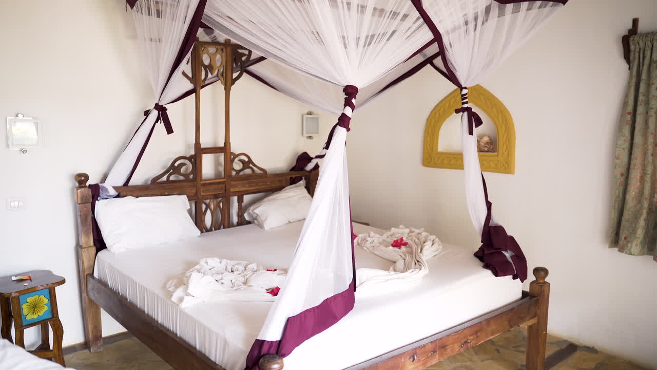 cama de madera antigua sin hacer con cortinas y mesita de noche en habitación rústica