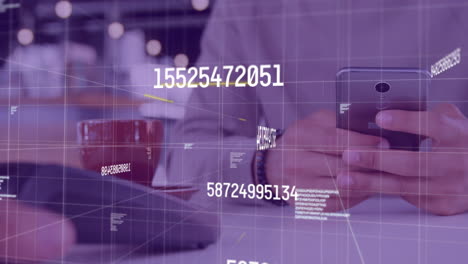 sosteniendo un teléfono inteligente, persona con taza de café sobre animación de procesamiento de datos digitales