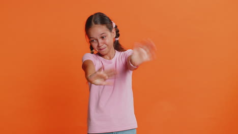 miedo conmocionado niño niña cerrando los ojos confundido tímido asustado rechazar ver fobia vergüenza estrés
