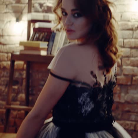 la bruja en la mesa.