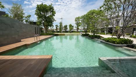 piscina moderna y tranquila con hermoso jardín