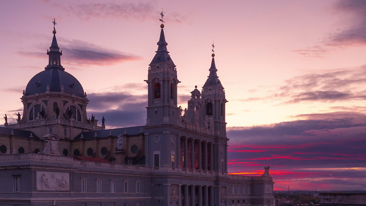 Timelapse ravvicinato della facciata e delle torri della Cattedrale dell'Almudena a Madrid, Spagna
