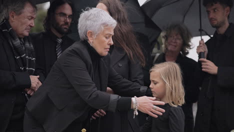 Beerdigung,-Weinende-Familie-Und-Kind-Umarmen-Großmutter