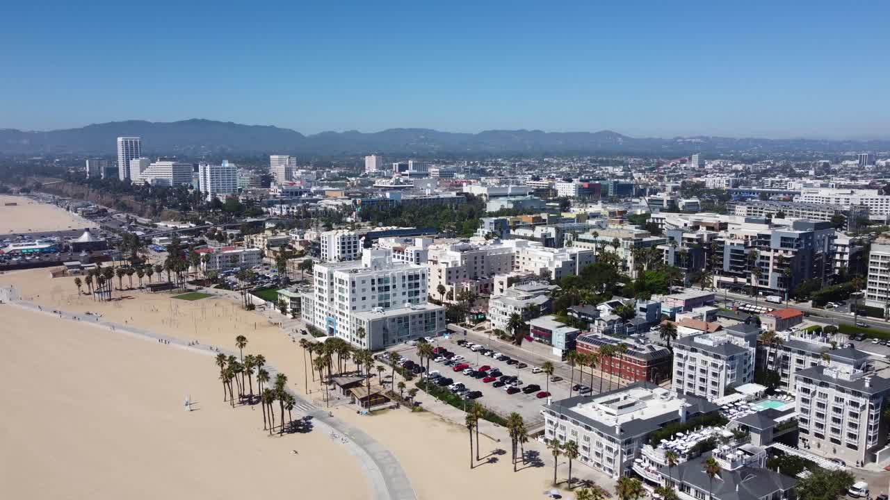 toma de drones panorámica hacia la derecha de la ciudad y la playa de santa mónica en los ángeles