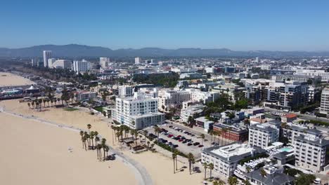 Drohnenaufnahme-Mit-Schwenk-Nach-Rechts,-Santa-Monica-City-Und-Strand-In-Los-Angeles