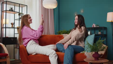 행복한 블로거, 소녀, 친구, 형제자매가 스마트폰으로 소셜 미디어를 위해 서로 사진을 찍습니다.