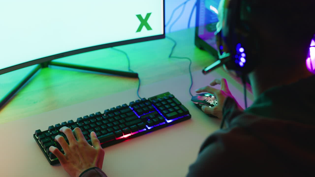 강력한 비디오 게임에서 비디오 게임을 스트리밍하는 젊은 게이머